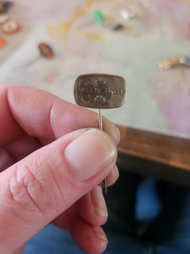 Vintage Speldje 'Weltevreden', Ophalen of Verzenden, Gebruikt, Overige onderwerpen, Speldje of Pin