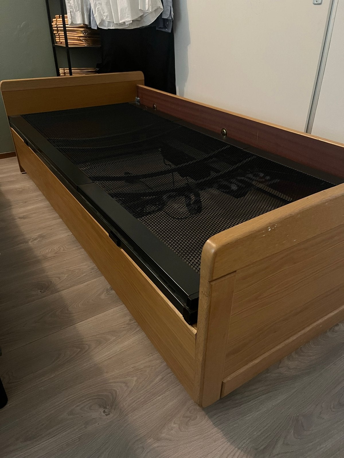 Auping elektrisch verstelbaar bed met houten bedframe, Ophalen, 90 cm, Eenpersoons, Beige