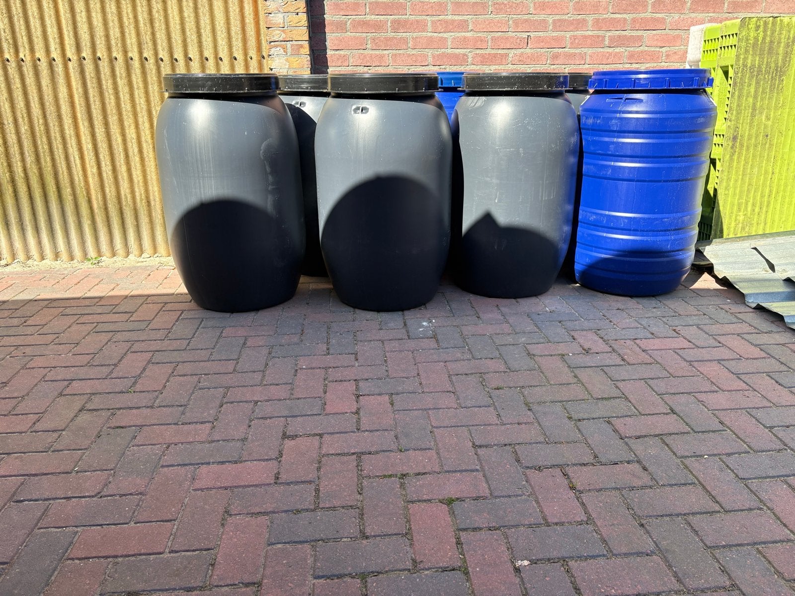 Tonnen 220 liter te koop, 150 liter of meer, Ophalen, Zo goed als nieuw, Kunststof