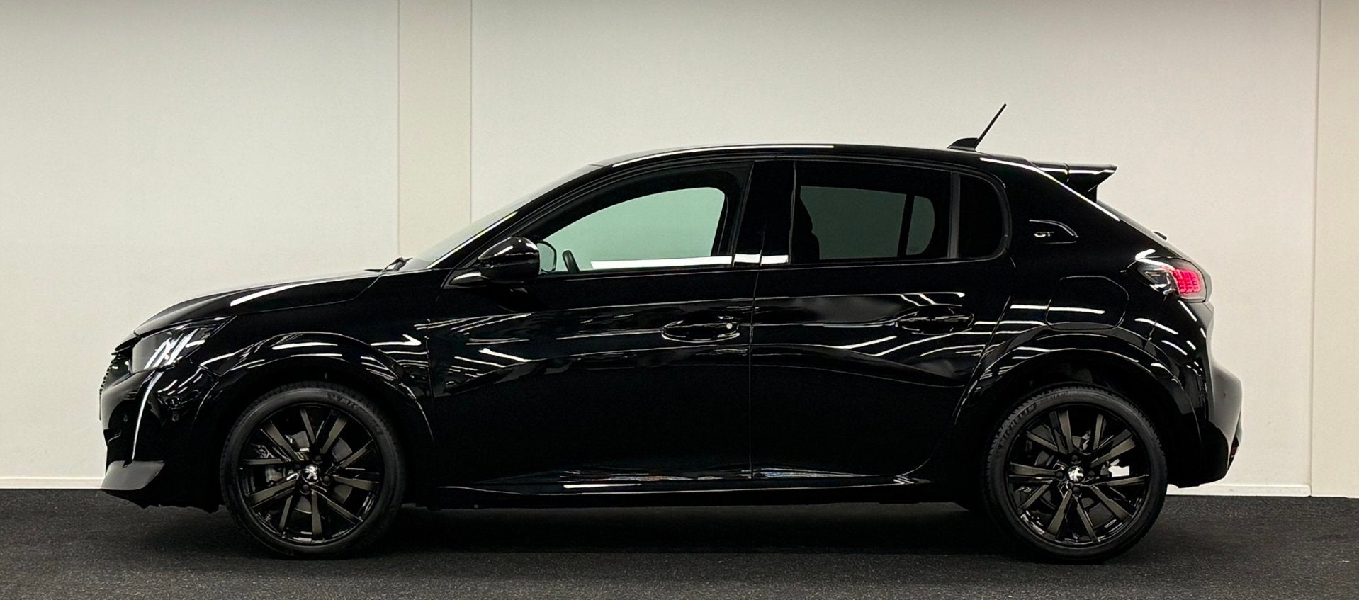 Peugeot 208 1.2 PureTech GT Pack*Navi*Camera*Stoelverw*Carpl, Auto's, 101 pk, Gebruikt, Zwart, 1199 cc