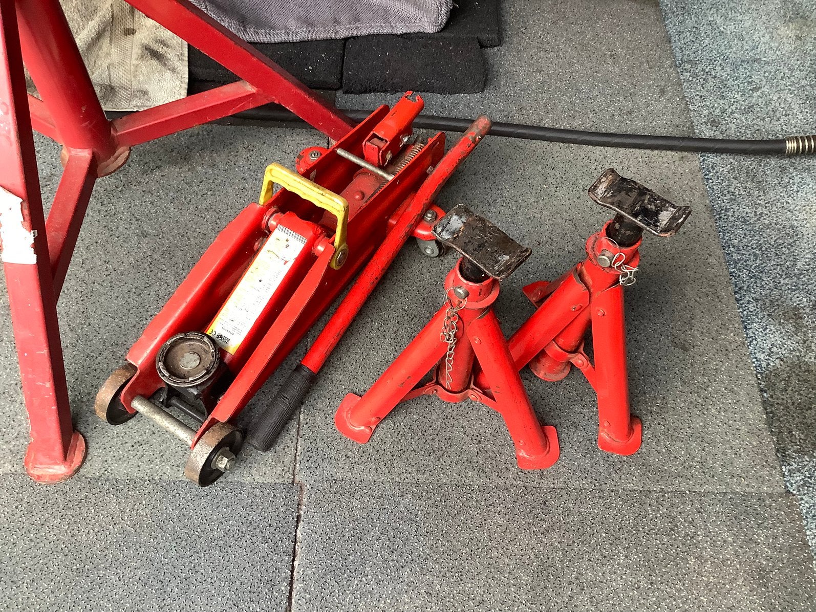 Krik 2 ton met assteunen, Ophalen, Zo goed als nieuw, Hydraulisch, Garagekrik