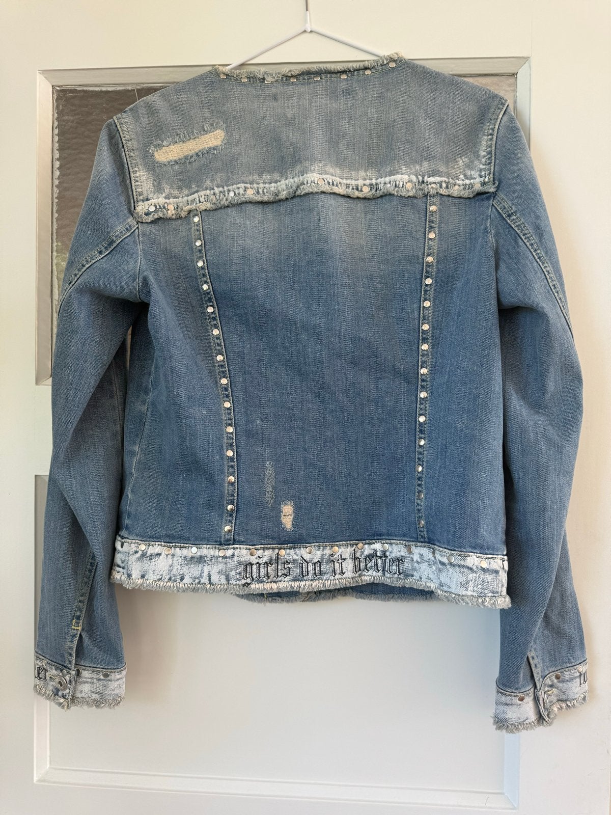 Marc Aurel spijkerjasje met studs en 'girls do it better', Ophalen of Verzenden, Zo goed als nieuw, Maat 38/40 (M), Blauw