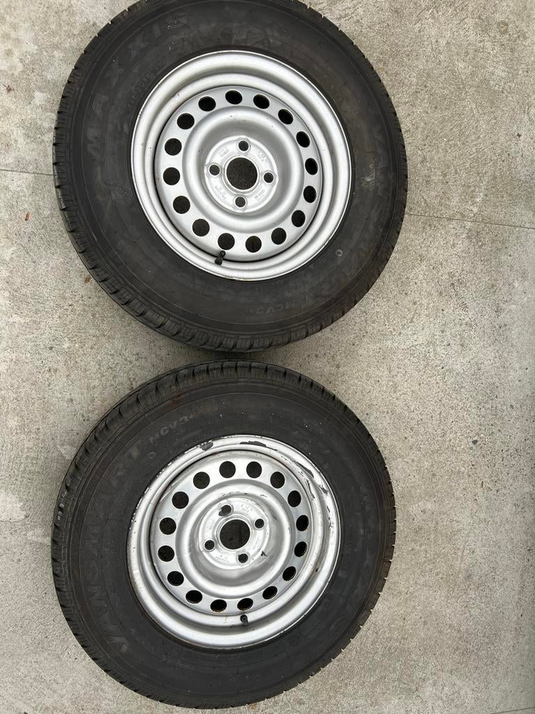 185R14C Maxxis 2 gebruikte banden met velgen, Auto diversen, Aanhangwagen-onderdelen, Ophalen of Verzenden, Zo goed als nieuw