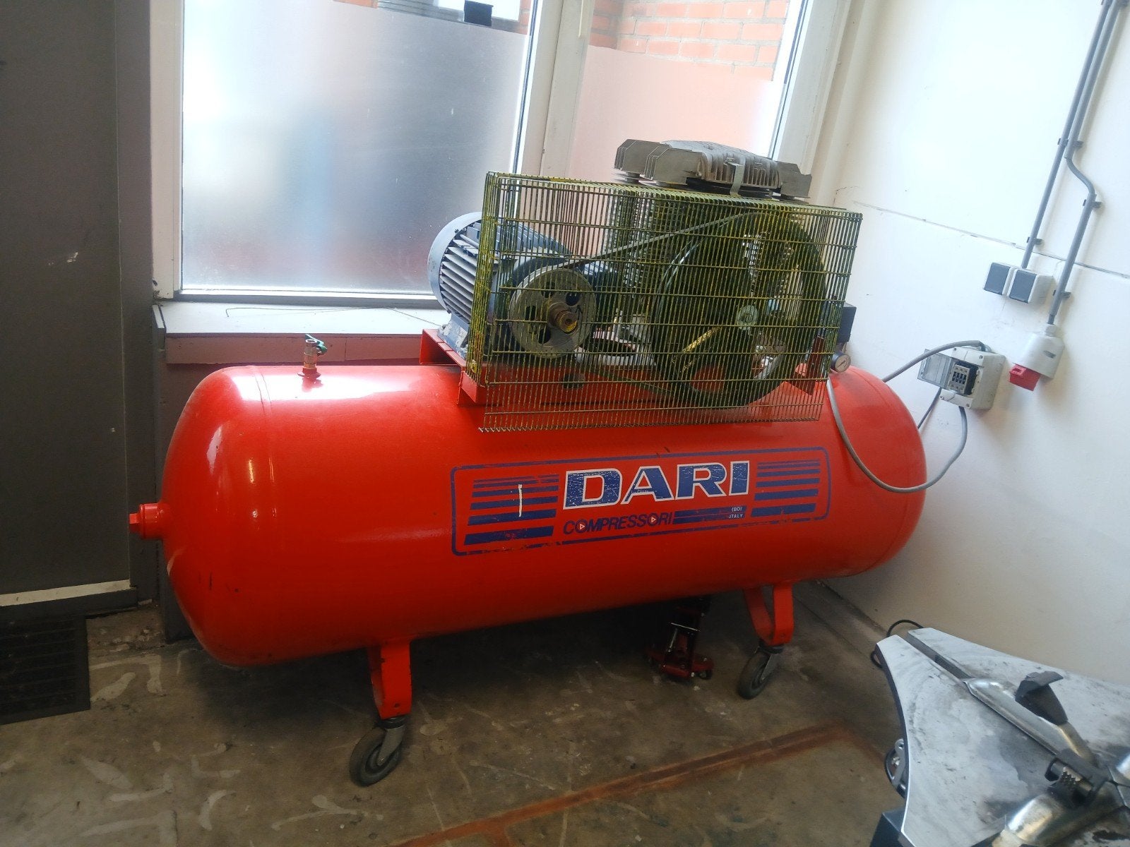 DARI Luchtcompressor 1200L - Krachtig en Betrouwbaar, Ophalen