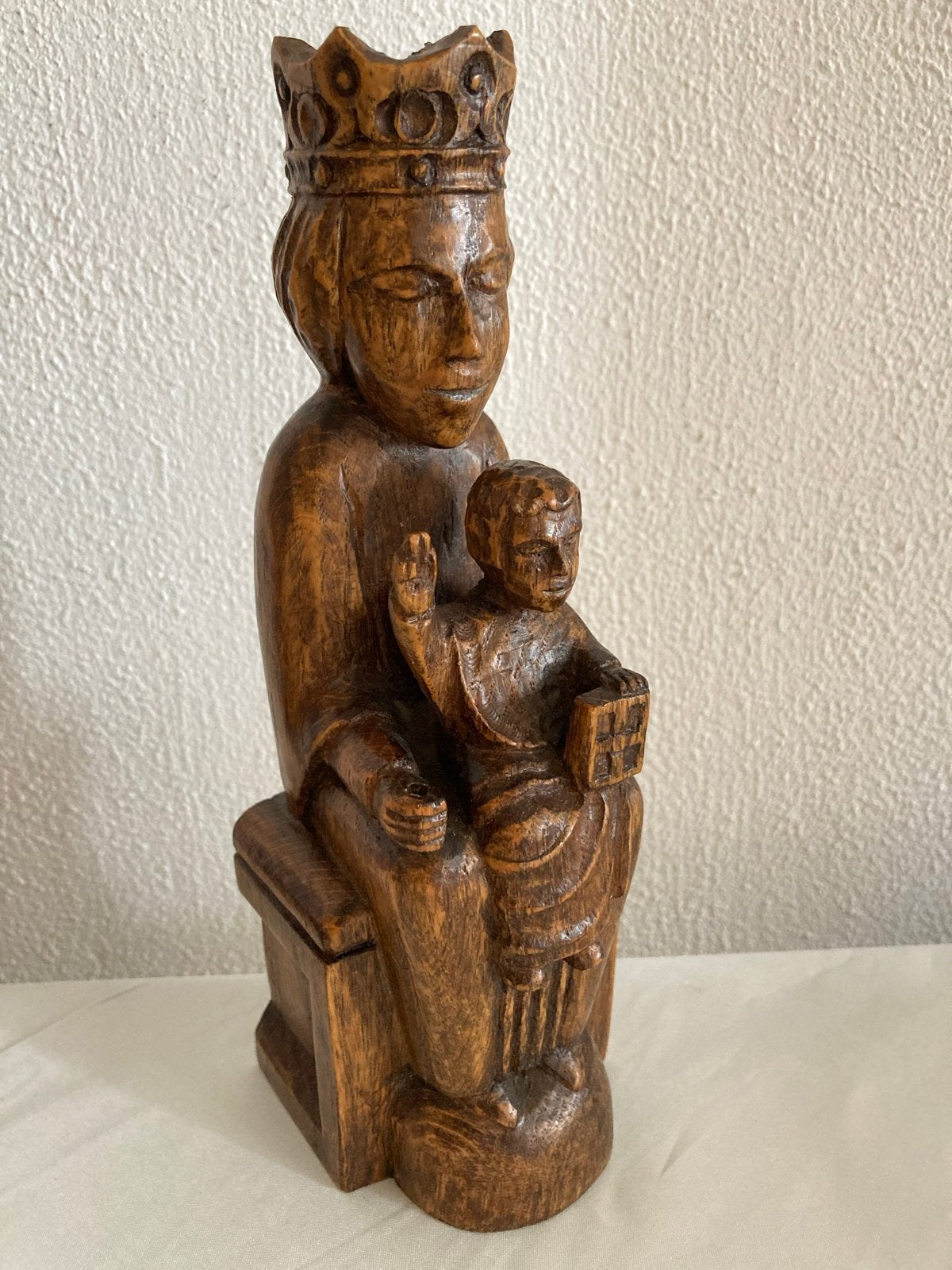 Gesigneerd houten beeld: Maagd van Montserrat Sedes Sapienti, Ophalen, Handgemaakt, 20 - 50 cm, Beeld