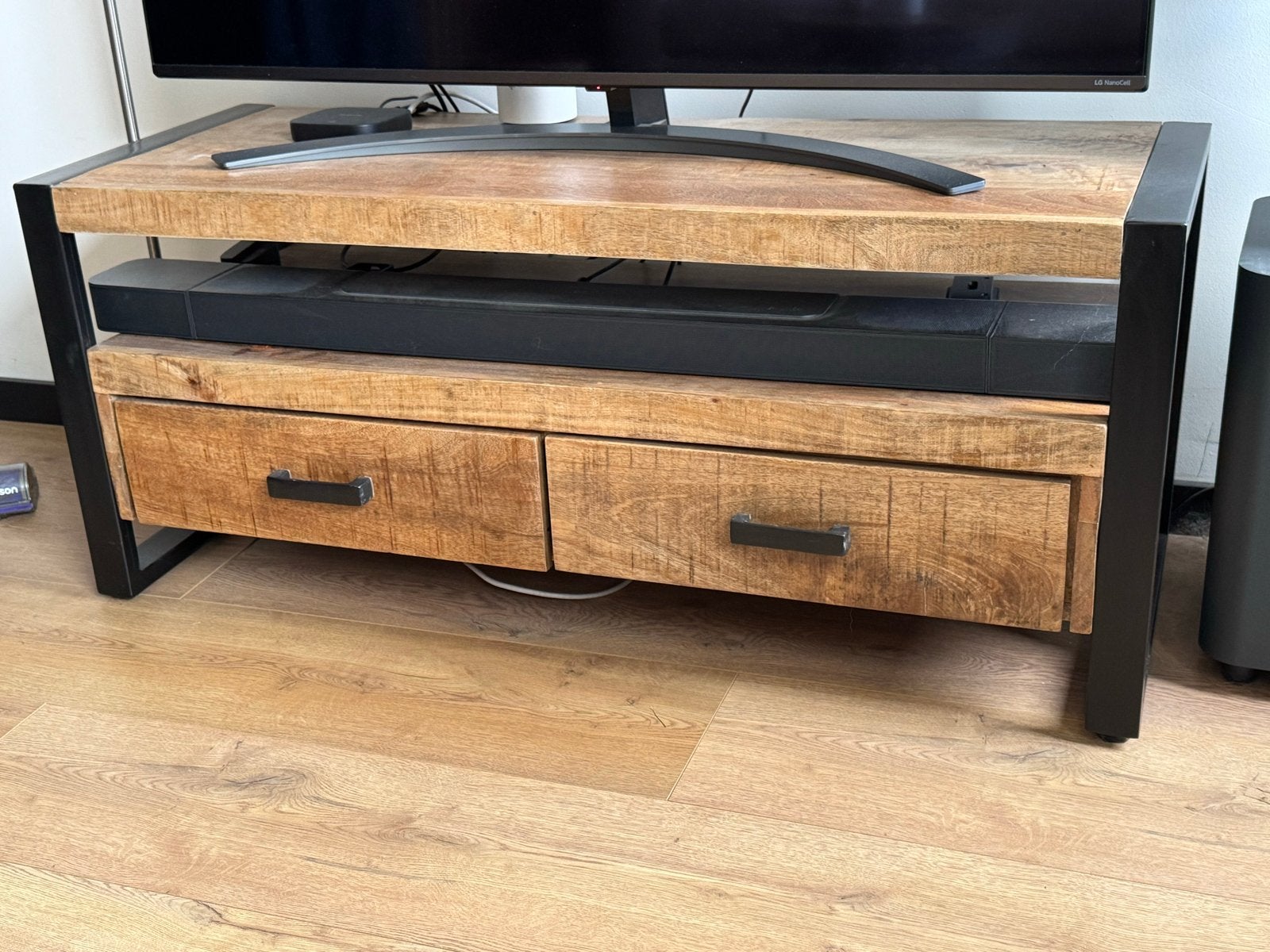 TV-meubel van mangohout en metaal in perfecte staat, Ophalen, 100 tot 150 cm, Zo goed als nieuw, Minder dan 100 cm