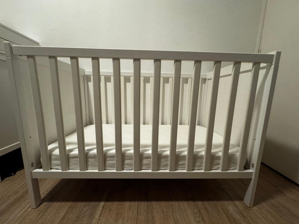 Baby ledikant + matras en beschermhoes, Kinderen en Baby's, Babywiegjes en Ledikanten, Ophalen, Zo goed als nieuw, Ledikant