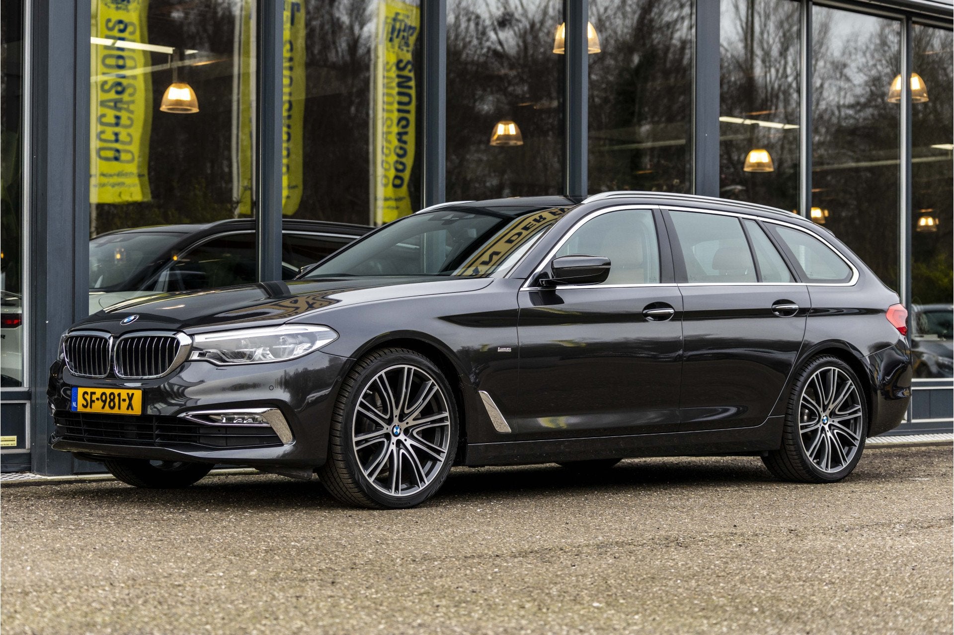 Foto 10 van BMW 5 Serie Touring 520i High Executive luxery