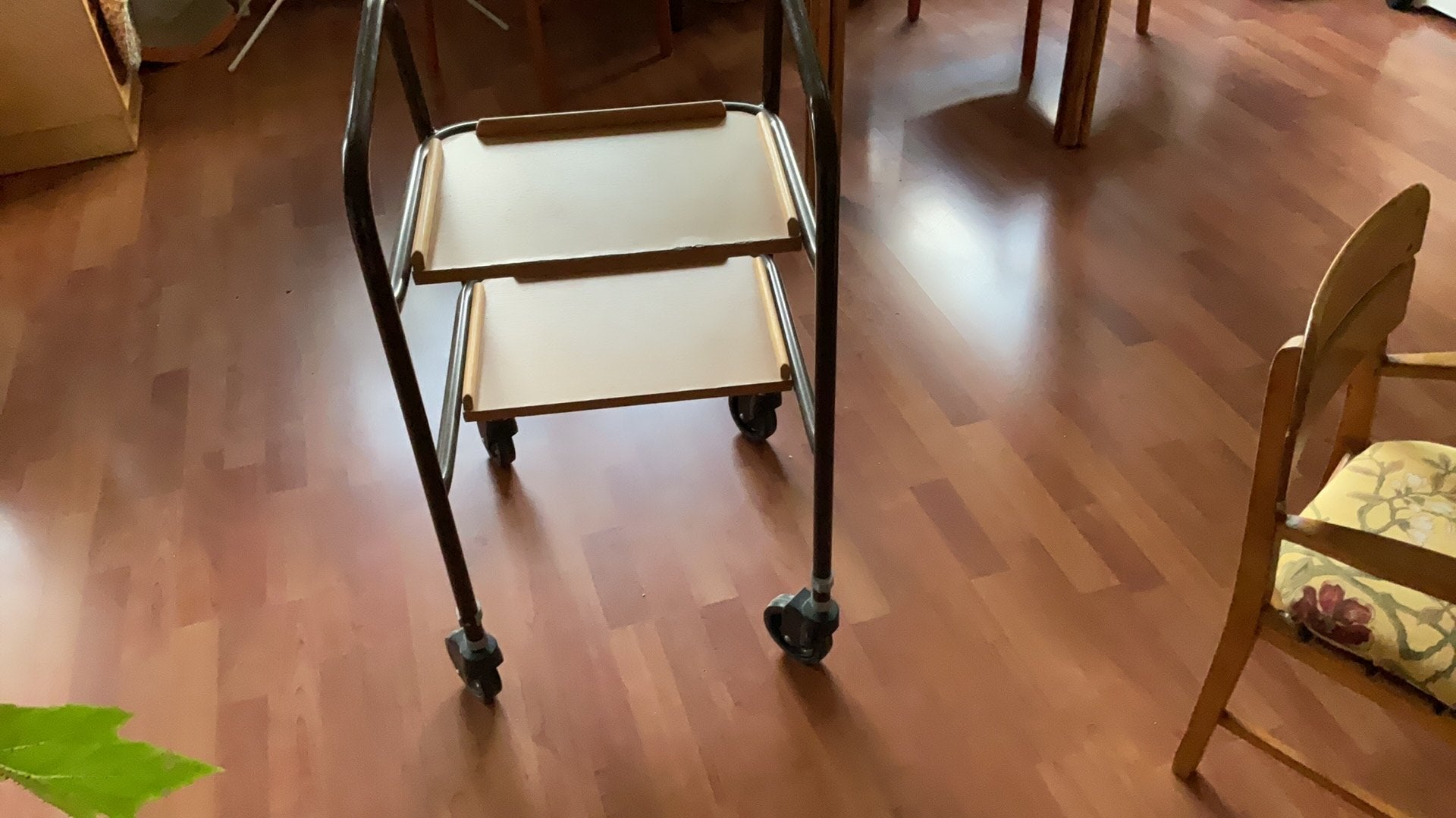 Ouderwets serveerwagentje, Ophalen