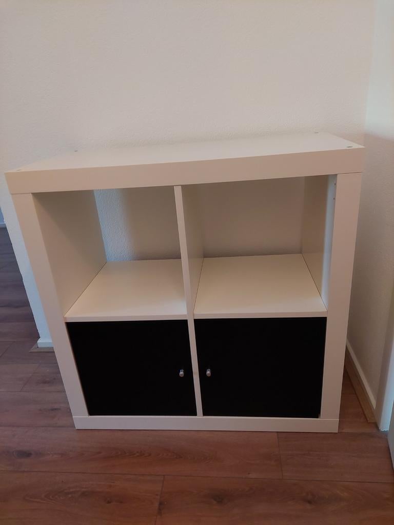 Een leuke ikea kast met zwarte deuren erin., Ophalen, 25 tot 50 cm, Minder dan 150 cm, Minder dan 100 cm