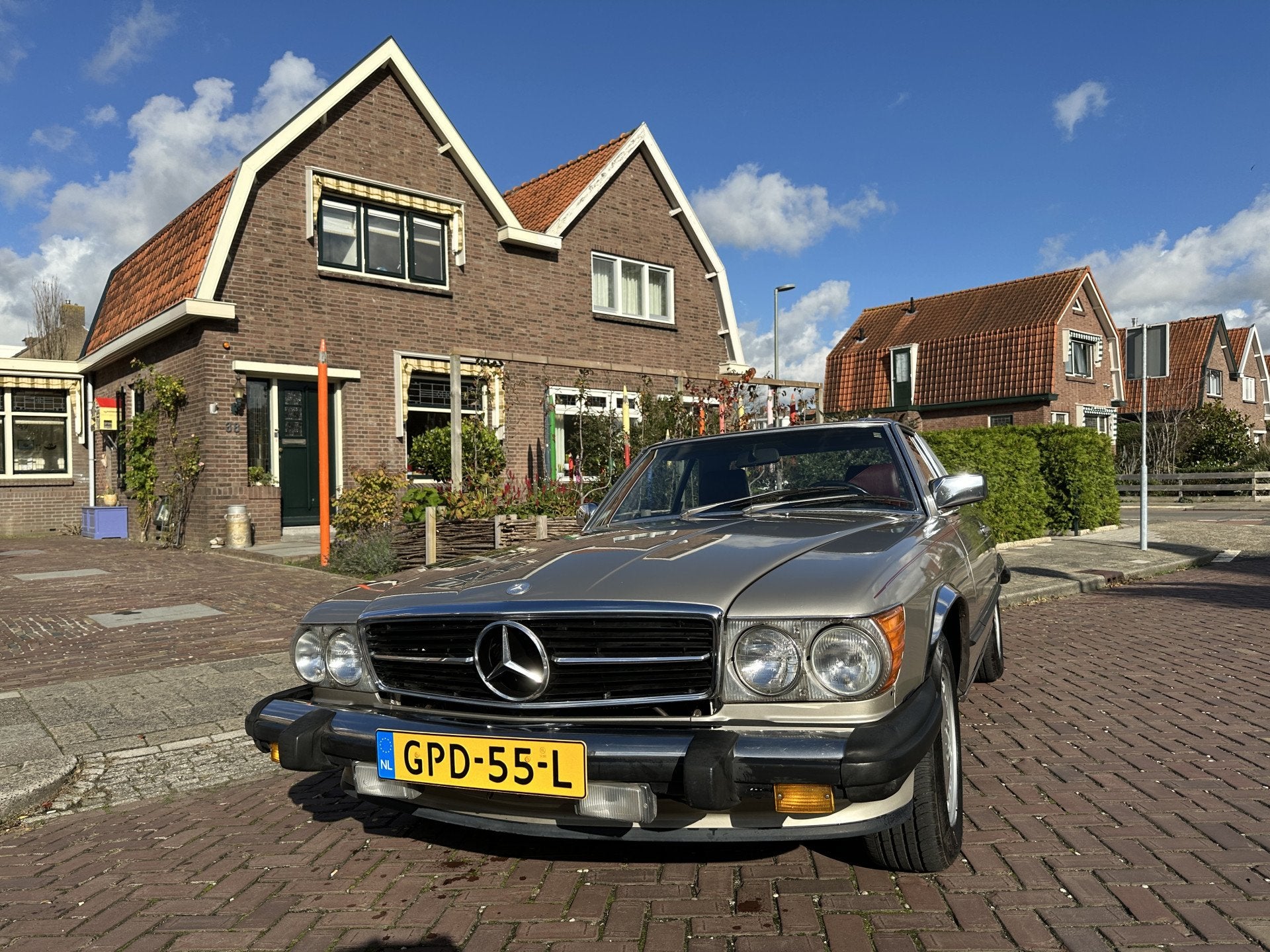 Mercedes-Benz SL-Klasse 560 SL (bj 1987, automaat), Automaat, Achterwielaandrijving, Cabriolet, 4 stoelen