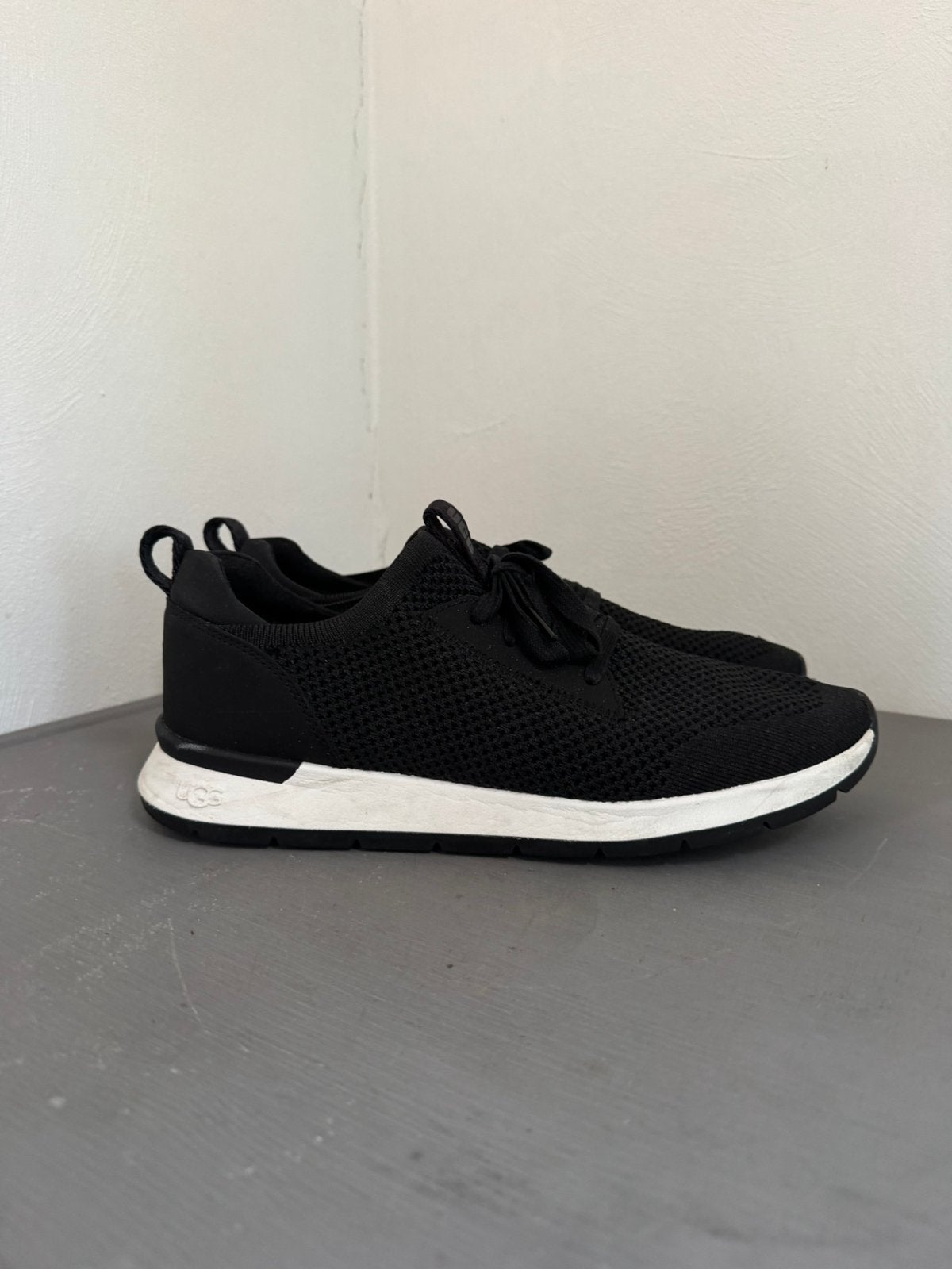 Uggs instappers sneakers maat 41 zwart, Ophalen of Verzenden, Zo goed als nieuw, Zwart, Instappers