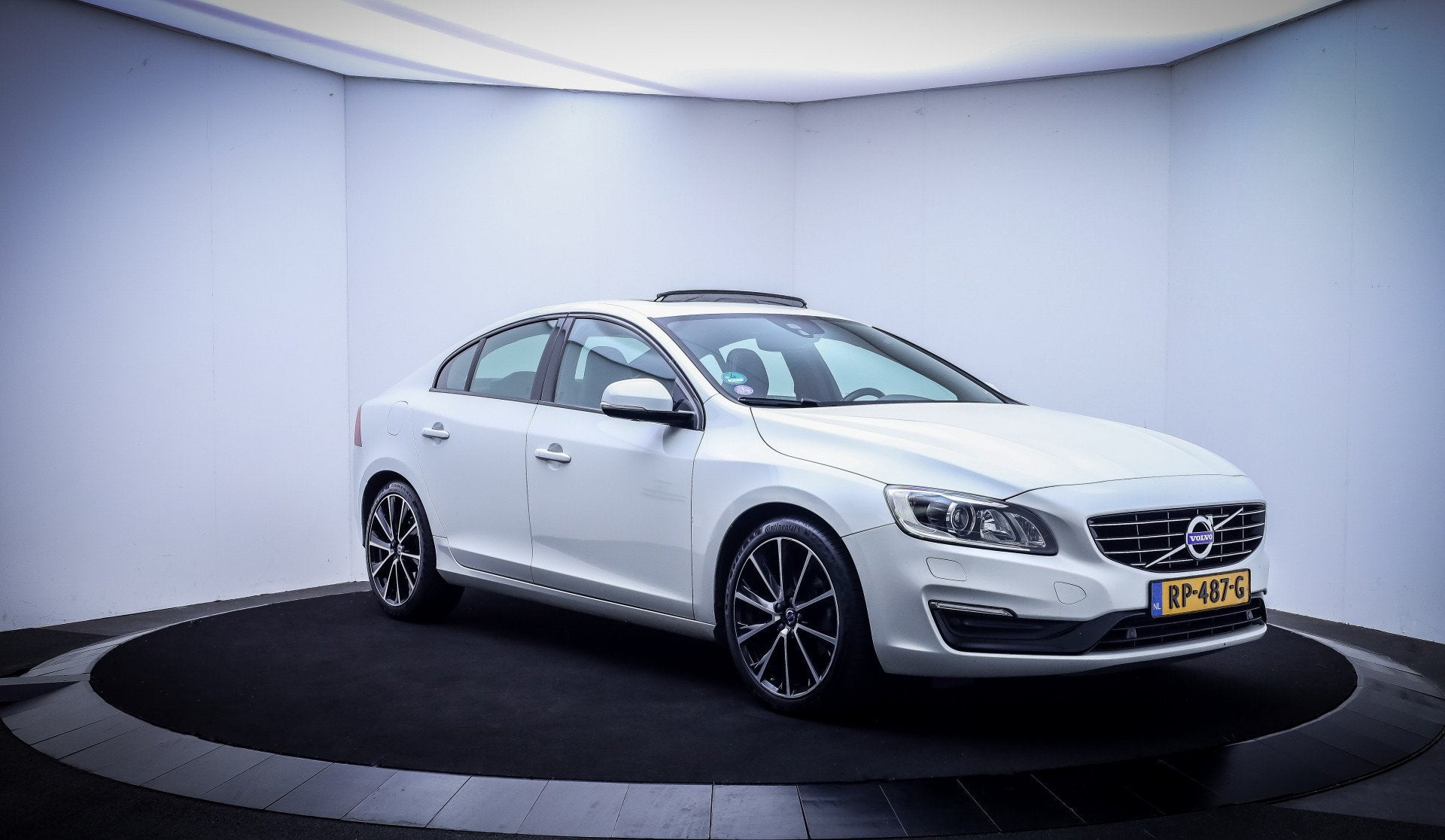 Volvo S60 T3 Aut. Polar+ Dynamic SCHUIFDAK | CAMERA | STOELV, Auto's, Volvo, 4 cilinders, S60, Wit, Automatische klimaatregeling