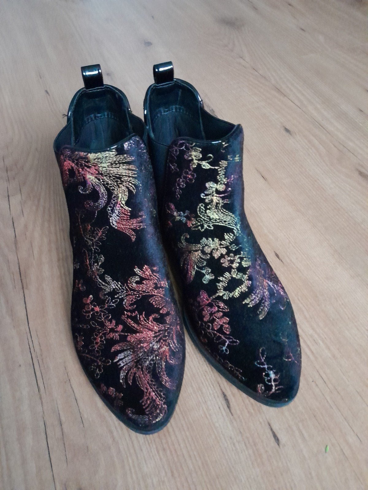 Mooie geborduurde schoenen zeer nette staat maat 37, Ophalen of Verzenden, Zo goed als nieuw, Zwart, Sneakers of Gympen
