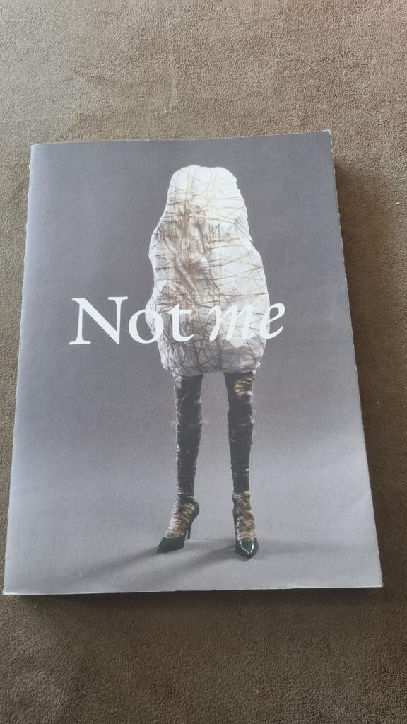 Not me - Alet Pilon, Boeken, Ophalen of Verzenden, Zo goed als nieuw, Fotografie algemeen, D'jonge Hond (uitgever), Mark Schalken (ontwerp)