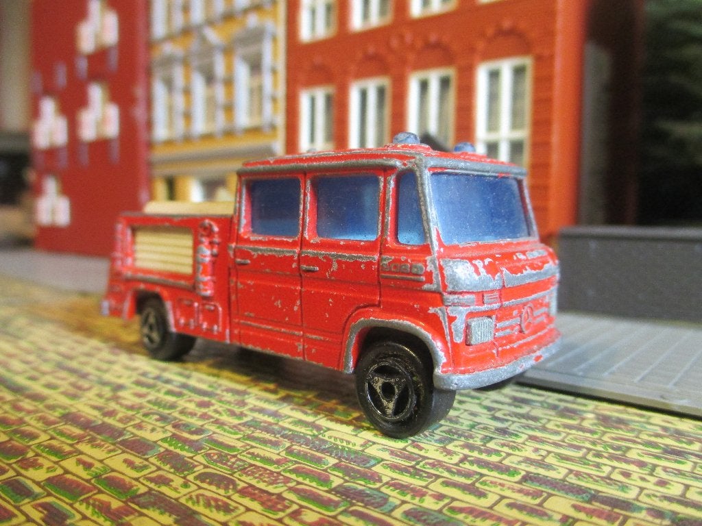 1:70 Mercedes Benz 608 D DoKa Brandweer met blauwe ruiten, Ophalen of Verzenden, Gebruikt, Auto