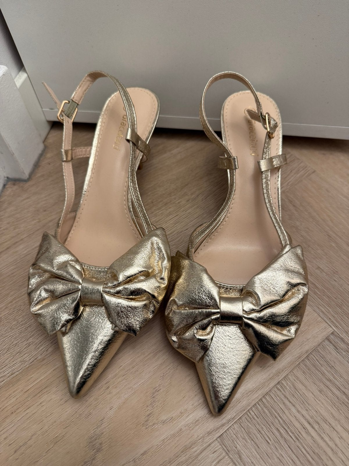 Slingbacks/muiltjes/pumps goud met strik, Overige kleuren, Zo goed als nieuw, Sandalen of Muiltjes, Ophalen of Verzenden