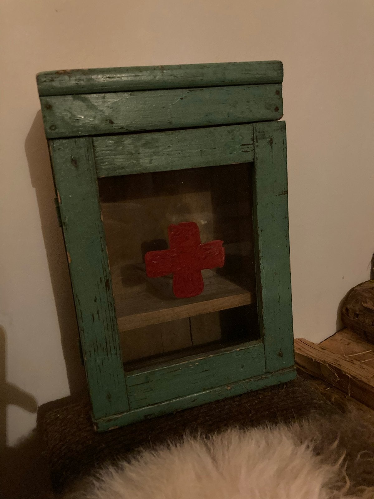 Vintage Medicijnkastje Hout Groen met Rood Kruis, Ophalen