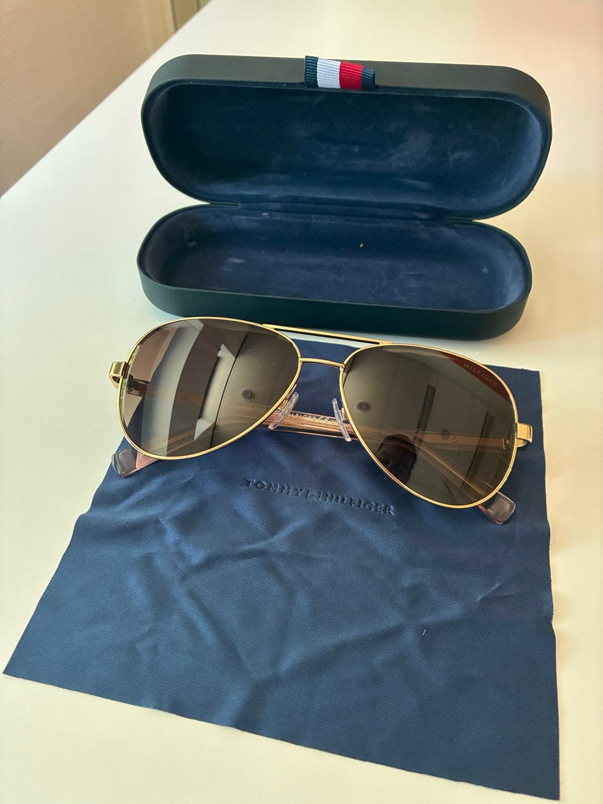 Nieuwe TommyHilfiger zonnebril,Goudkleurig met bruine glazen, Overige merken, Zonnebril, Bruin, Nieuw