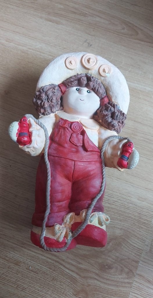 Mooi beeld meisje met hoed die touwtje springt, Ophalen of Verzenden, Gebruikt, Mens