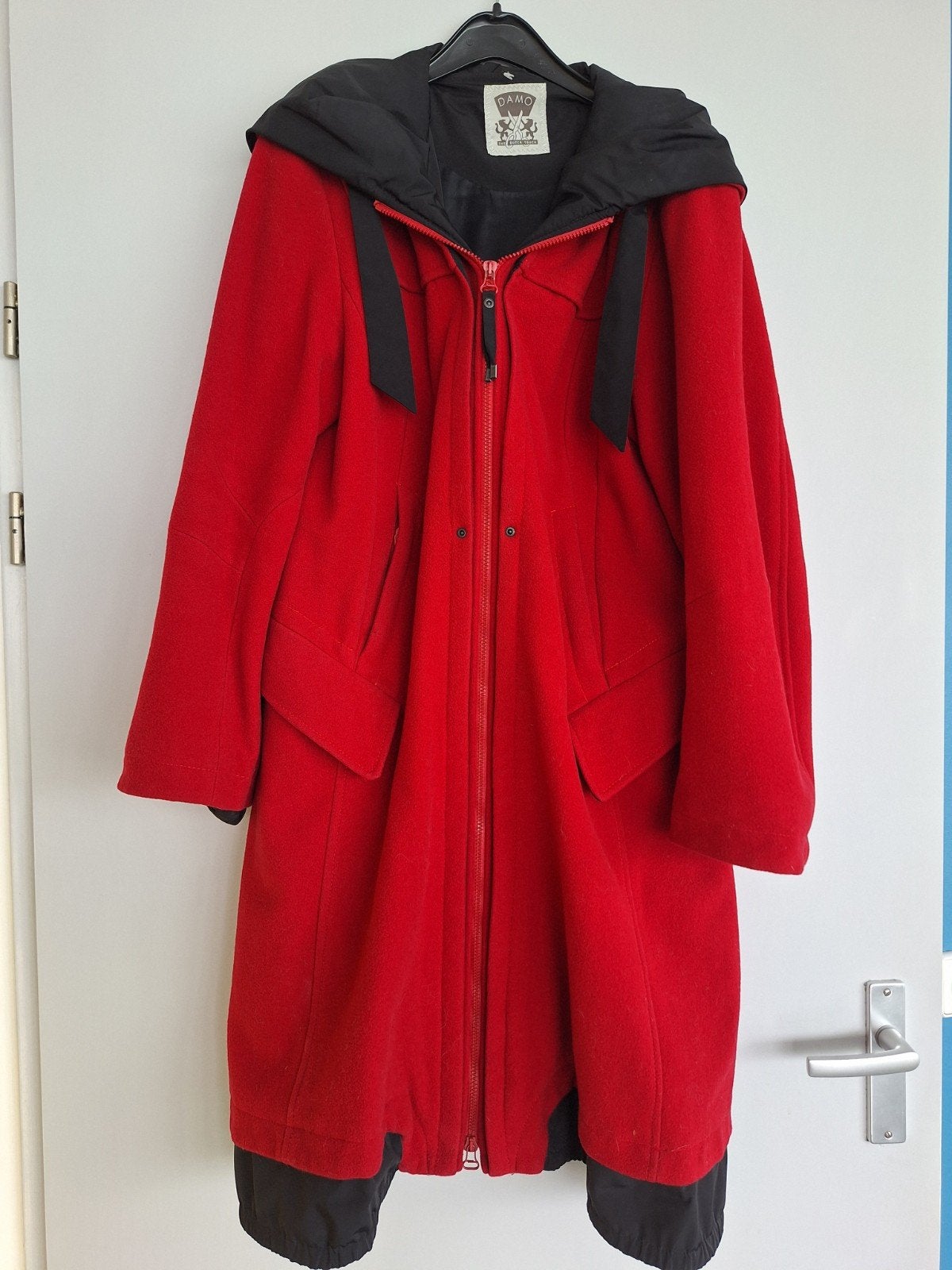 Apart en sjiek rode wollen jas met kasjmier en capuchon, Kleding | Dames, Jassen | Winter, DAMO, Maat 42/44 (L), Ophalen of Verzenden