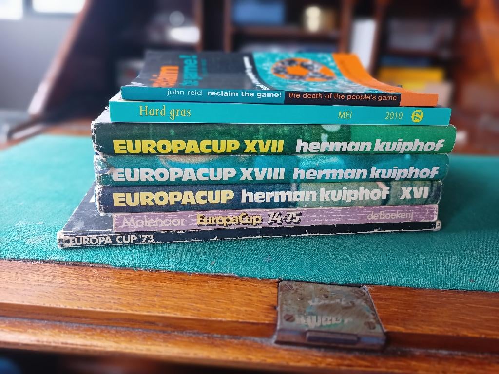 Diverse voetbalboeken, Ophalen of Verzenden, Gelezen, Balsport