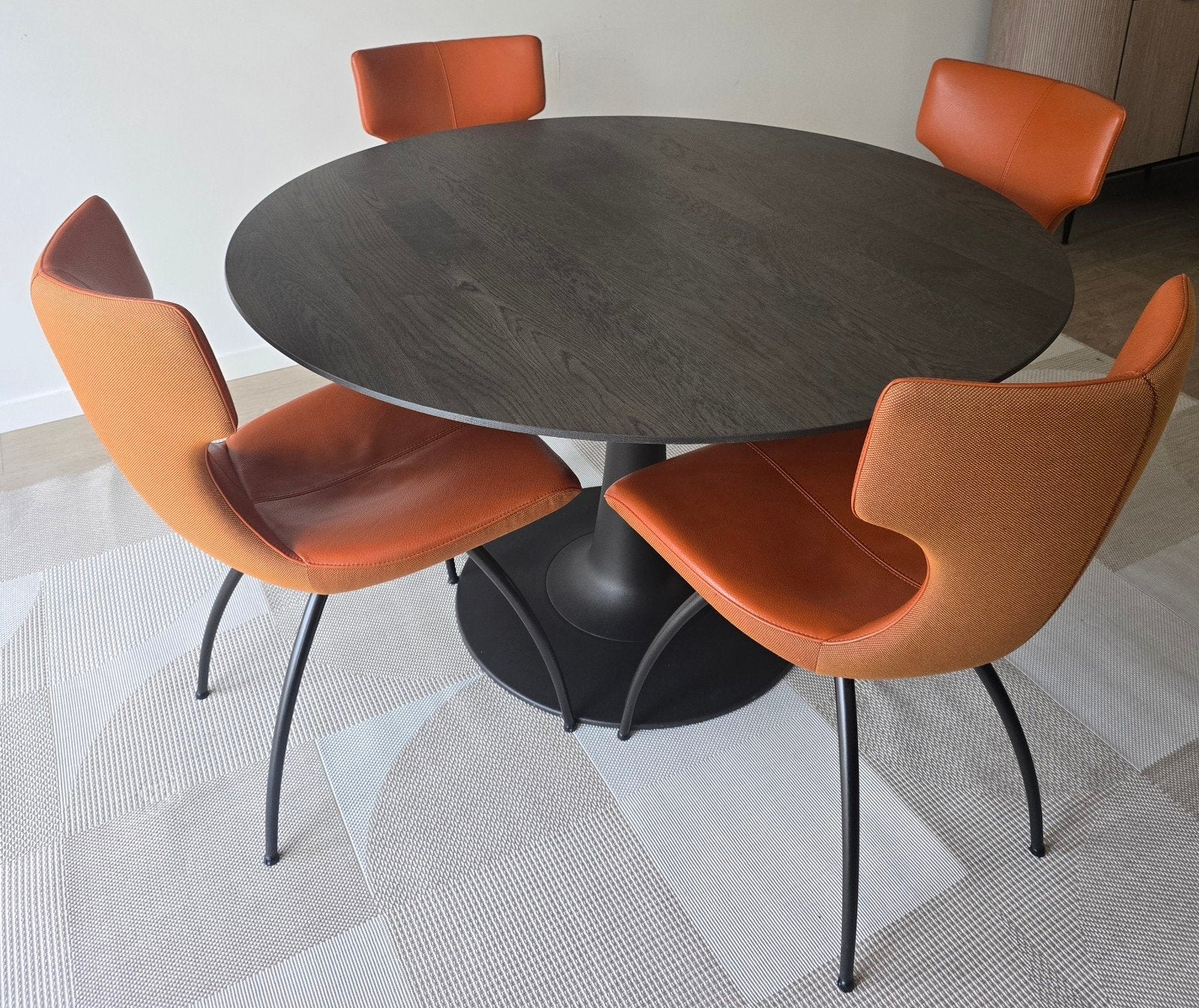 Leolux Columna Ø130 eettafel+ 4x Callas Fino Artisan stoelen, Ophalen, Zo goed als nieuw, 4 tot 6 stoelen