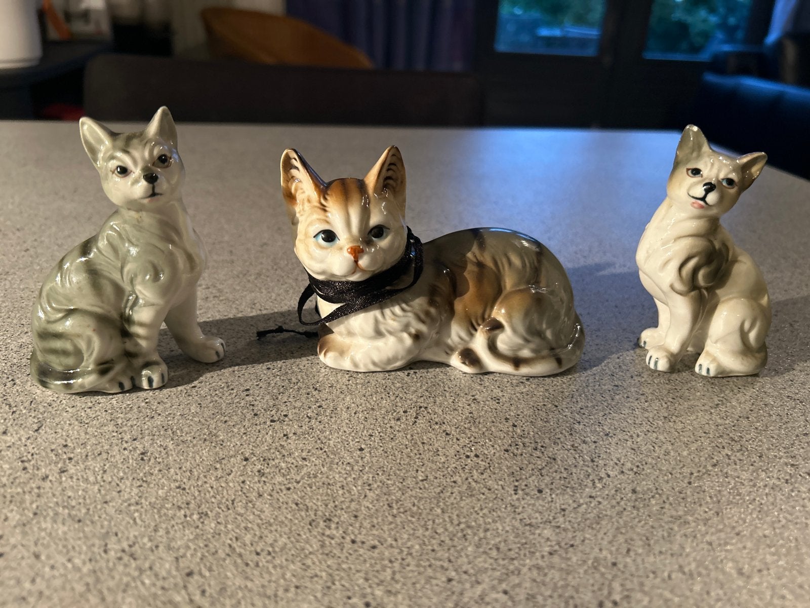 Set van 3 porseleinen kattenbeeldjes, Ophalen of Verzenden, Gebruikt, Hond of Kat, Beeldje of Figuurtje