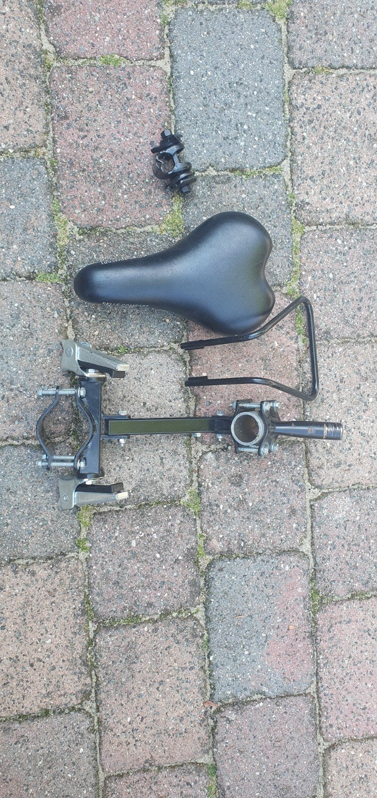 Zadel op stang herenfiets, Fietsen en Brommers, Fietsaccessoires | Fietsstoeltjes, Ophalen of Verzenden, Gebruikt, Voorzitje, Voetsteuntjes