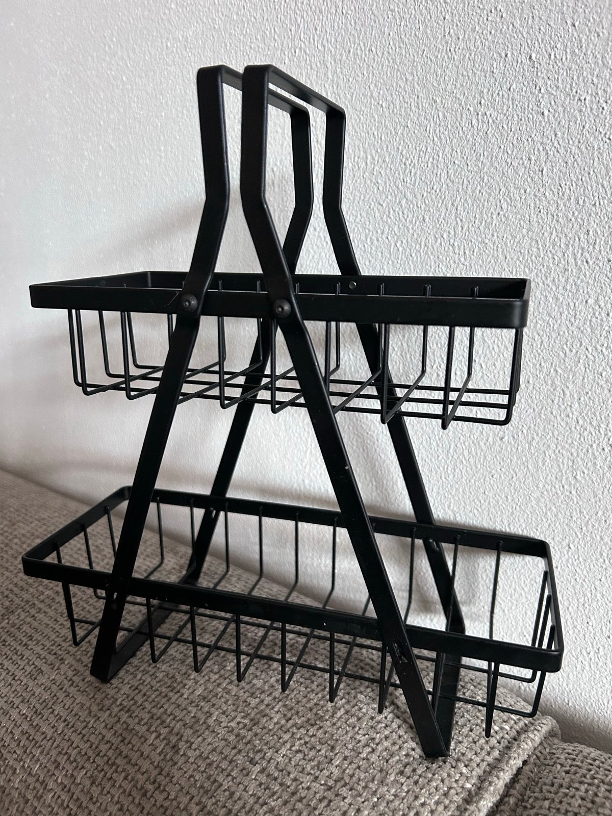 Zwart metalen etagere met twee manden metaal rekje, Huis en Inrichting, Woonaccessoires | Schalen en Manden, Met handvatten, Mand