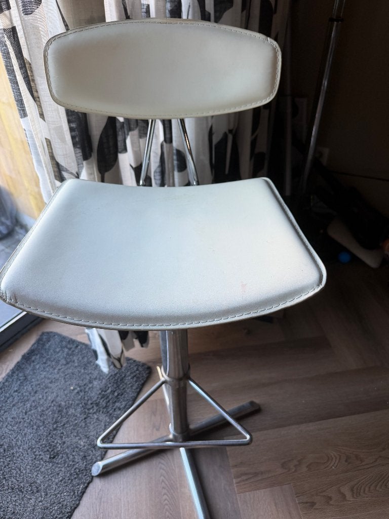 4 moderne design barstoelen, Ophalen, Kunststof, Gebruikt, 60 tot 90 cm