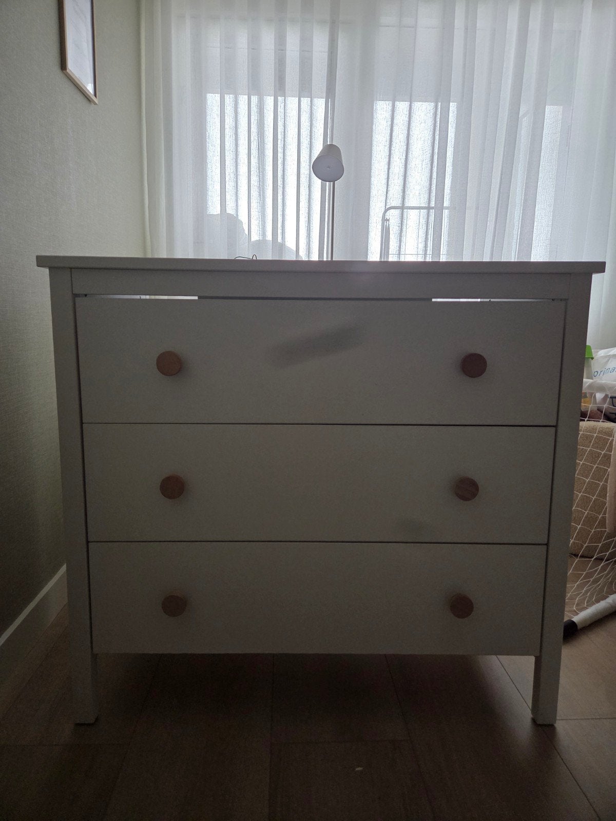 Witte ladekast ikea met 3 laden en houten knoppen, Gebruikt, 3 of 4 laden, Minder dan 100 cm, Modern