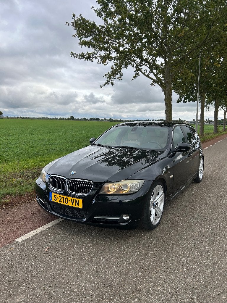 BMW 3-Serie 3.0 I 335 Xdrive Touring AUT 2010 Zwart, Automaat, 1800 kg, Beige, Zwart