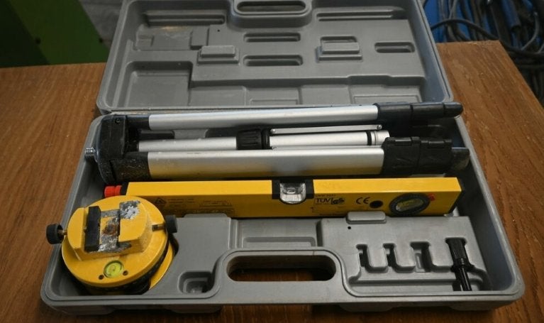 Nivelleerset met statief en waterpas in koffer, Doe-het-zelf en Verbouw, Ophalen, Gebruikt, Overige meters