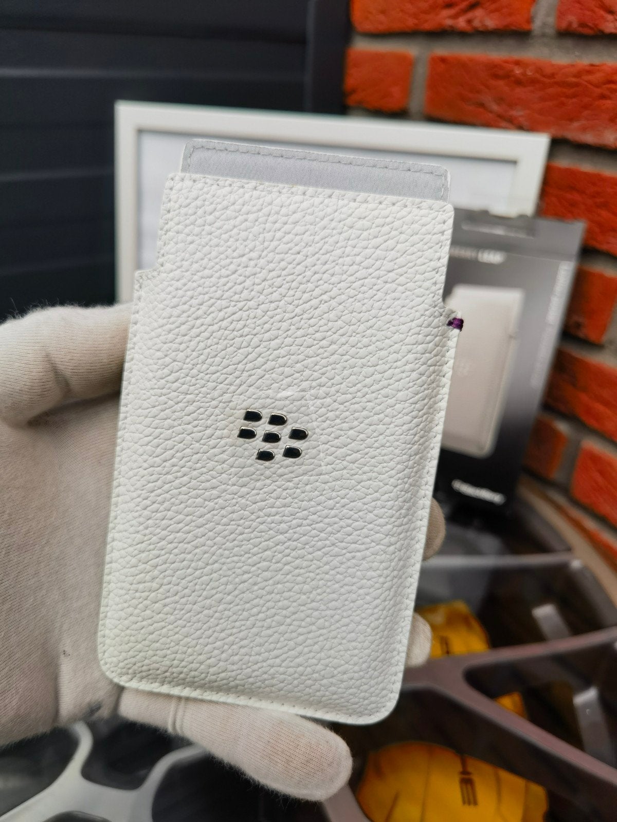 Origineel lederen hoes voor blackberry leap 

Kleur : wit, Ophalen of Verzenden, Nieuw, Frontje of Cover