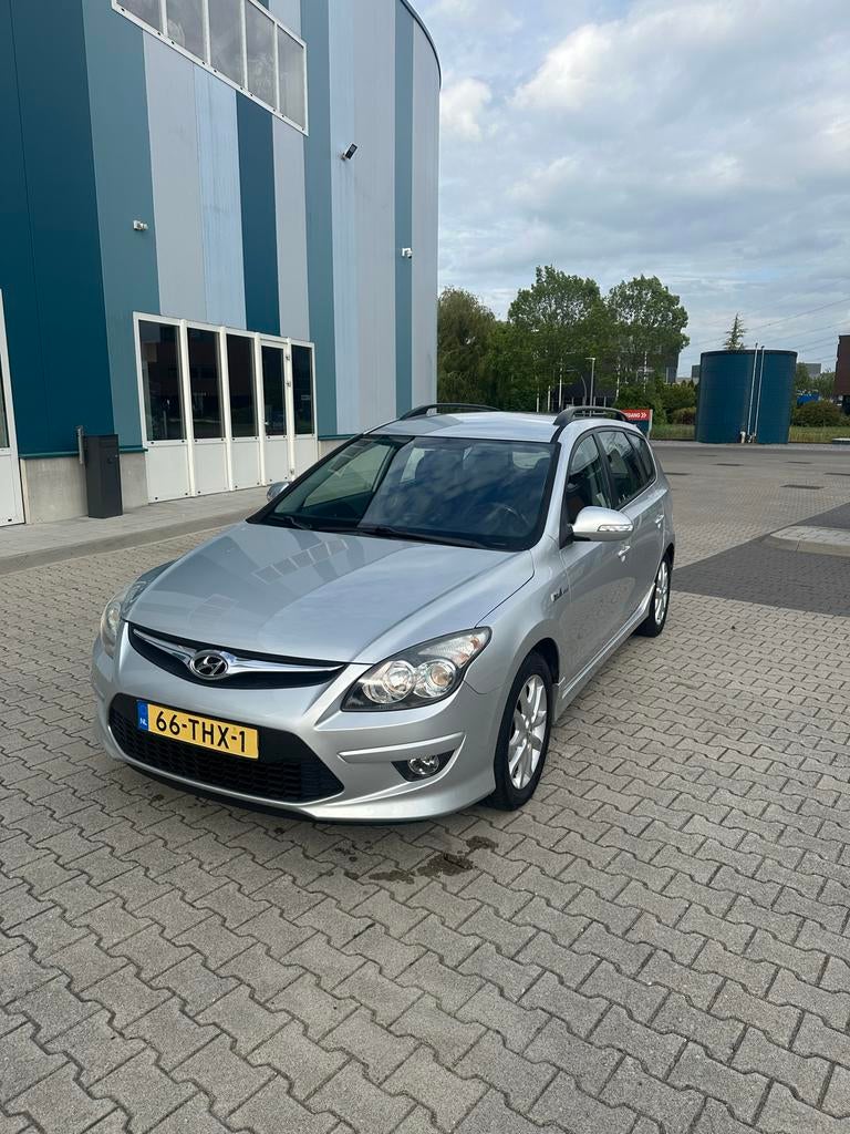 Hyundai i30cw 1.6 I  2012 Grijs, Auto's, Voorwielaandrijving, 4 cilinders, Origineel Nederlands, Handgeschakeld