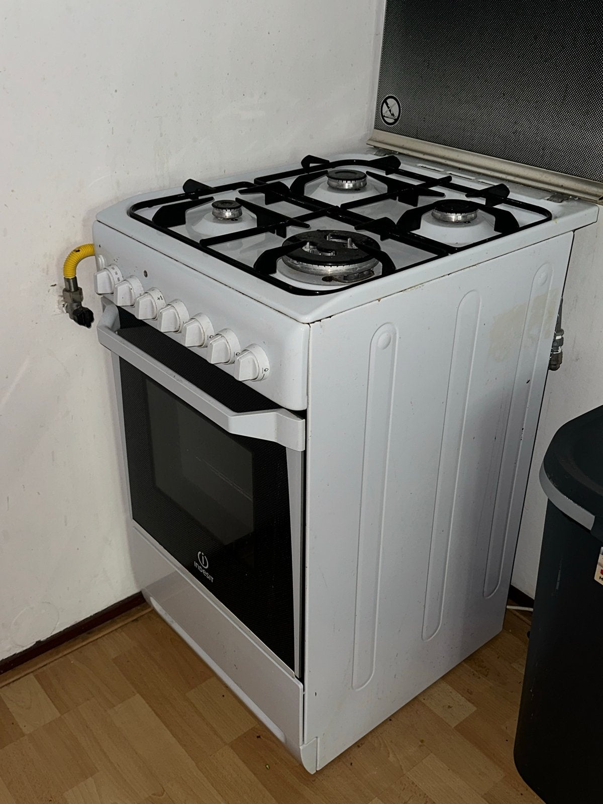 Indesit gasfornuis met defecte oven, Ophalen, 4 kookzones, Gas, Niet werkend