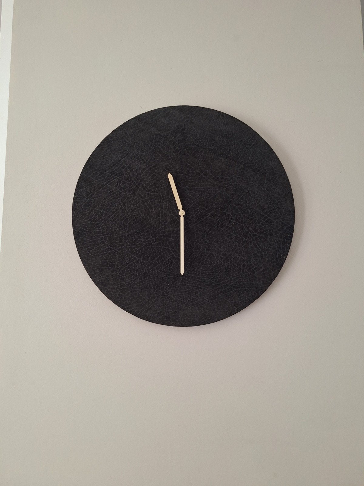 Moderne Zwarte Wandklok met Gouden Wijzers, Huis en Inrichting, Ophalen, Wandklok, Analoog, Zo goed als nieuw