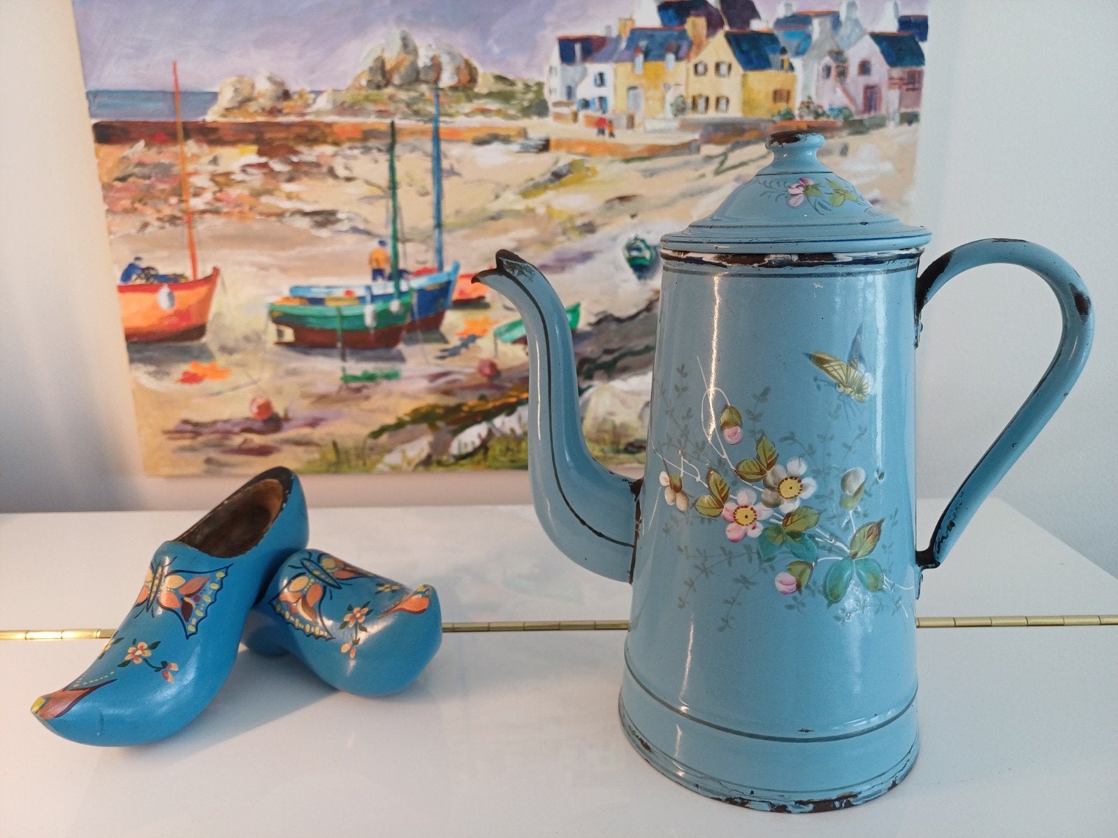 blauwe Franse koffiepot met dik opgelegde bloemen en vlinder, Antiek en Kunst, Antiek | Emaille, Ophalen of Verzenden