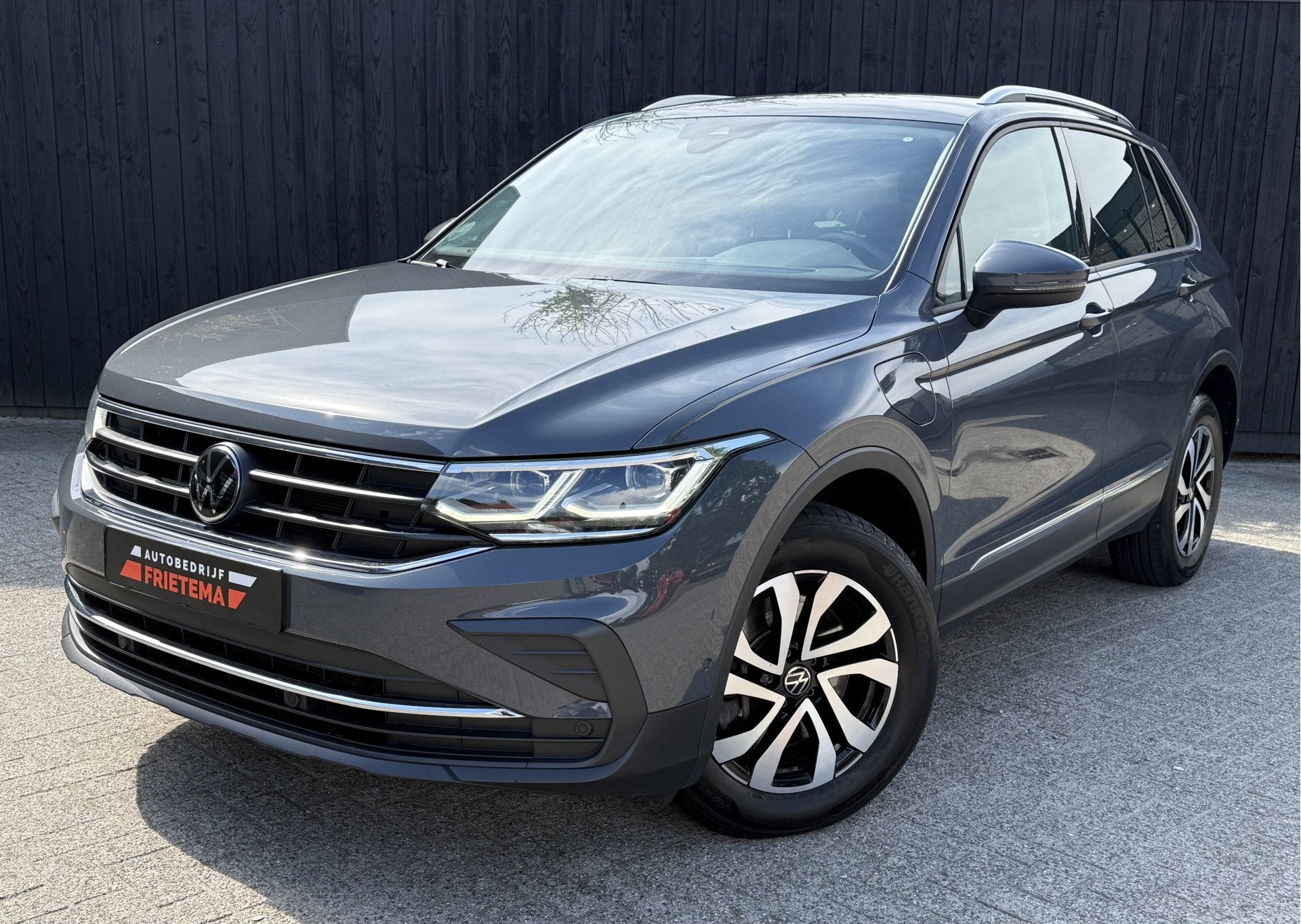 Volkswagen Tiguan 1.4 TSI eHybrid Life (bj 2023, automaat), Auto's, Stof, Zwart, 4 cilinders, Hybride Elektrisch/Benzine