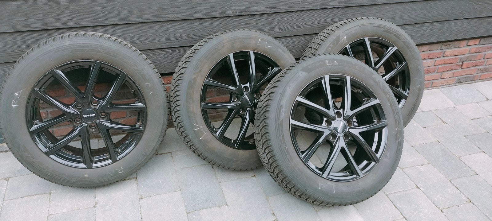 Winterbanden met zwarte aluminium velgen Hyundai Tucson, Ophalen, 18 inch, Gebruikt, Banden en Velgen