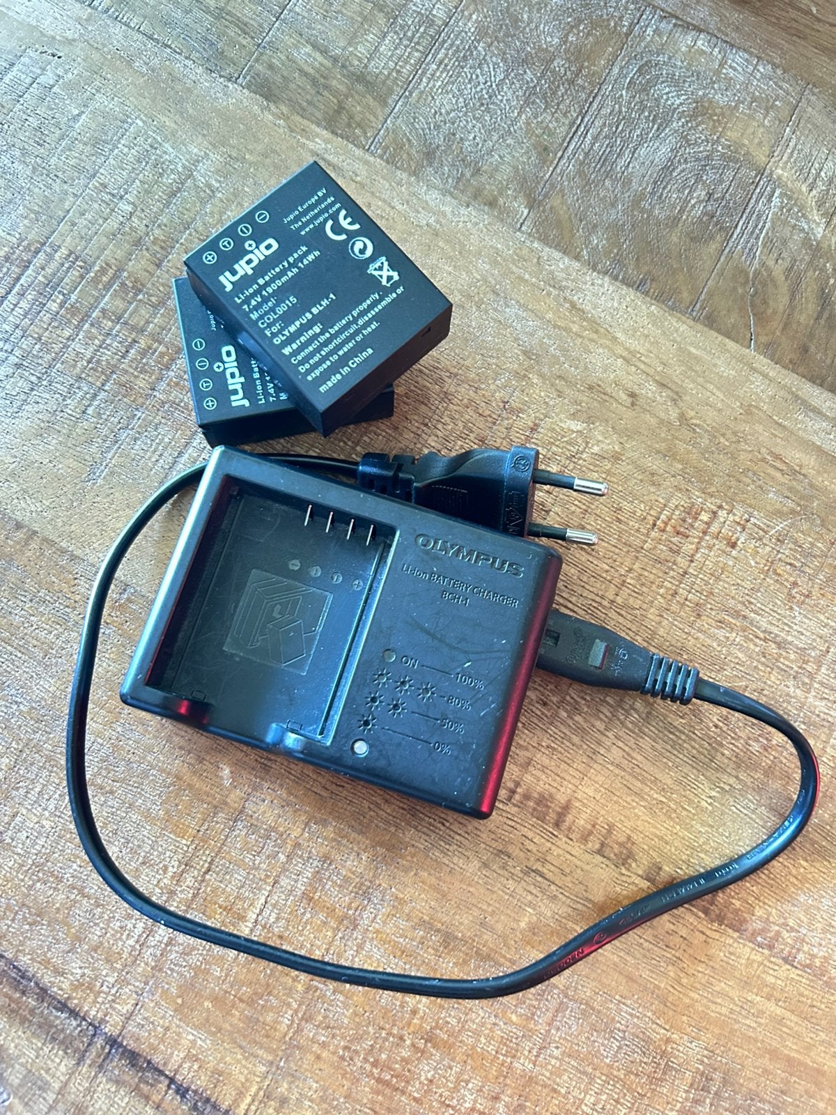 Olympus lader en 2 Jupio batterijen te koop, Ophalen, Gebruikt, Overige merken, Olympus