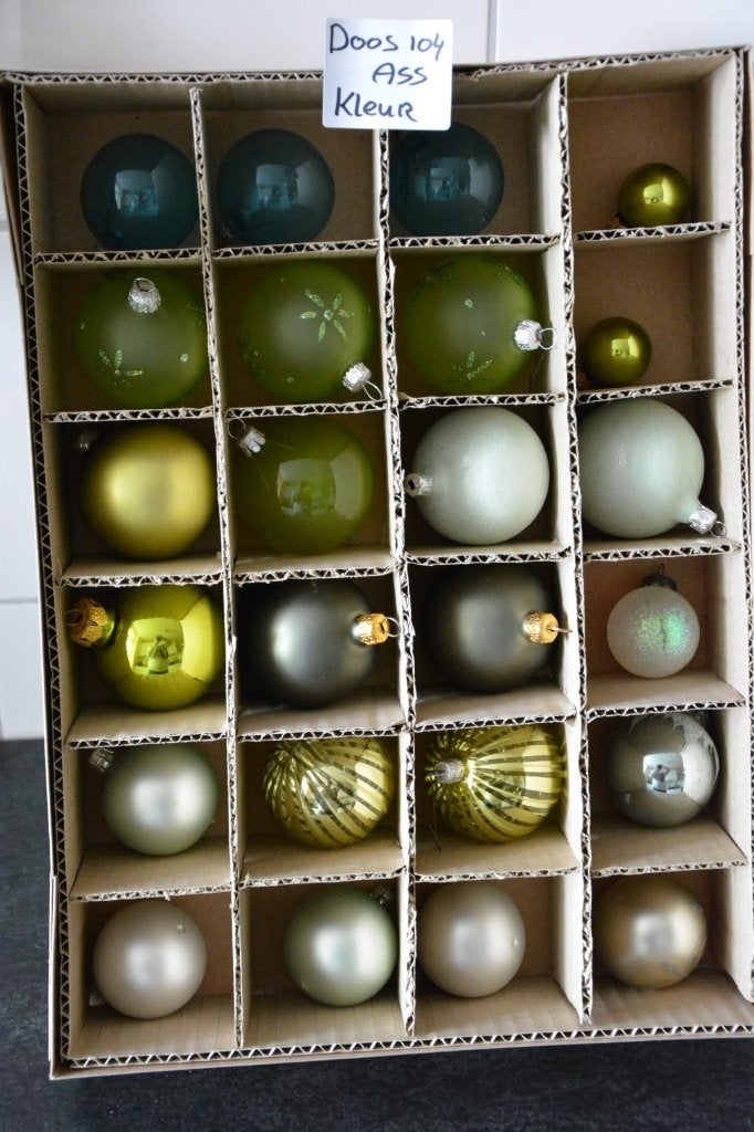 Kerstballen gekleurd Doos 104, Ophalen of Verzenden, Zo goed als nieuw
