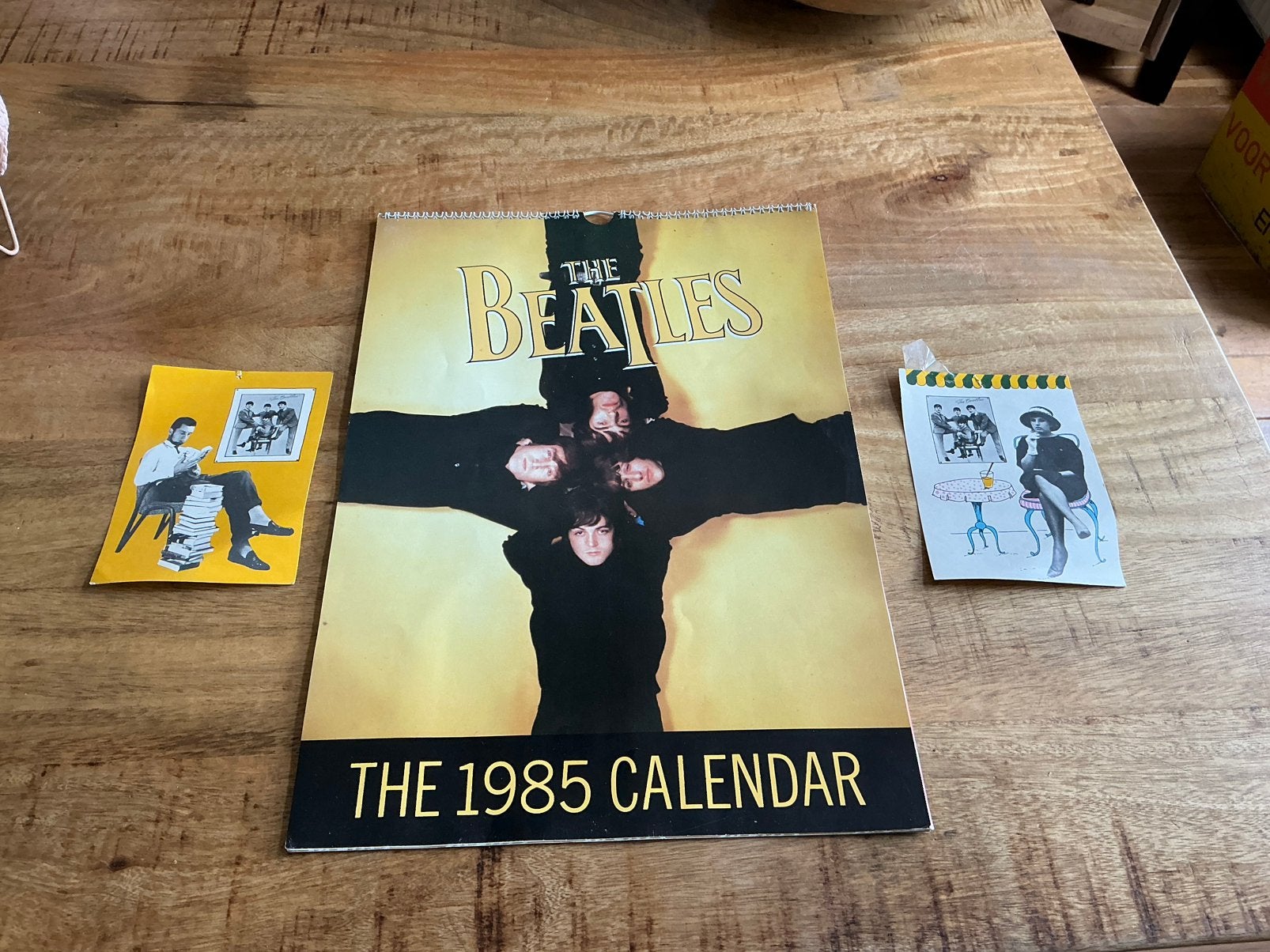 Beatles kalender 1985 en 2 kaarten, Ophalen of Verzenden, Maandkalender, Zo goed als nieuw