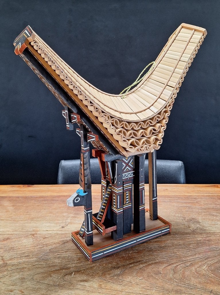maquette traditioneel Toraja Tongkonan voorouder huis h 40cm, Huis en Inrichting, Hout, Gebruikt, Meerkleurig, Ophalen of Verzenden