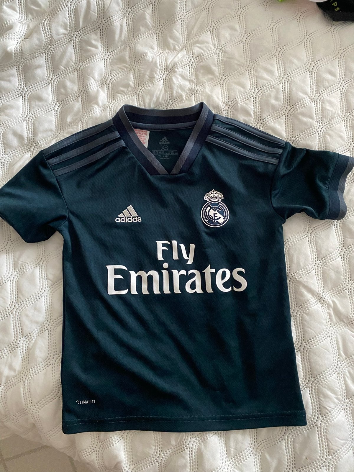 Fly Emirates shirt XS maat 122/128, Ophalen of Verzenden, Zo goed als nieuw, Jongen of Meisje, Sport- of Zwemkleding