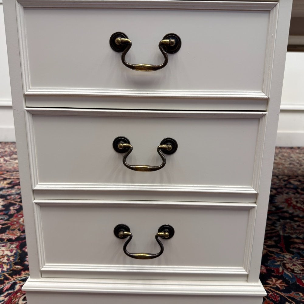 Foto 14 van Klassiek Engelse Witte Chesterfield Bureau Partnerdesk