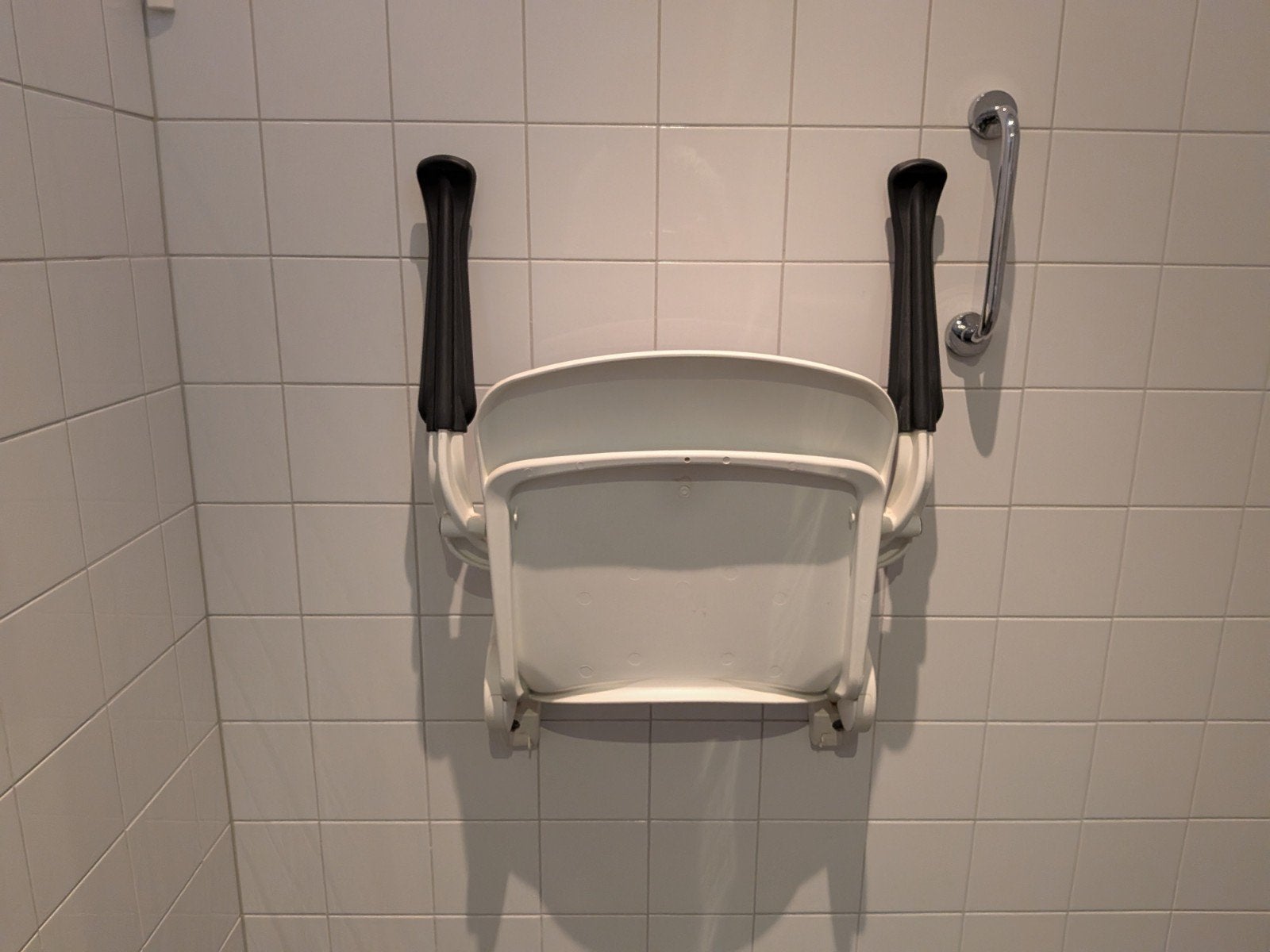 Douchestoel met armleuningen en wandbeugels, Ophalen, Zo goed als nieuw, Overige typen