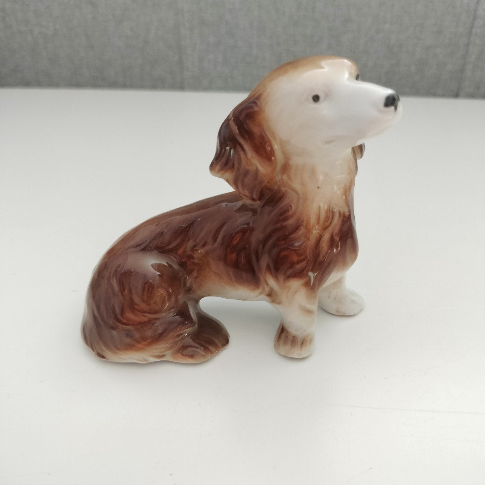 Vintage porseleinen hond beeldje Foreign 10615, Verzamelen, Beelden en Beeldjes, Ophalen of Verzenden, Zo goed als nieuw, Dier