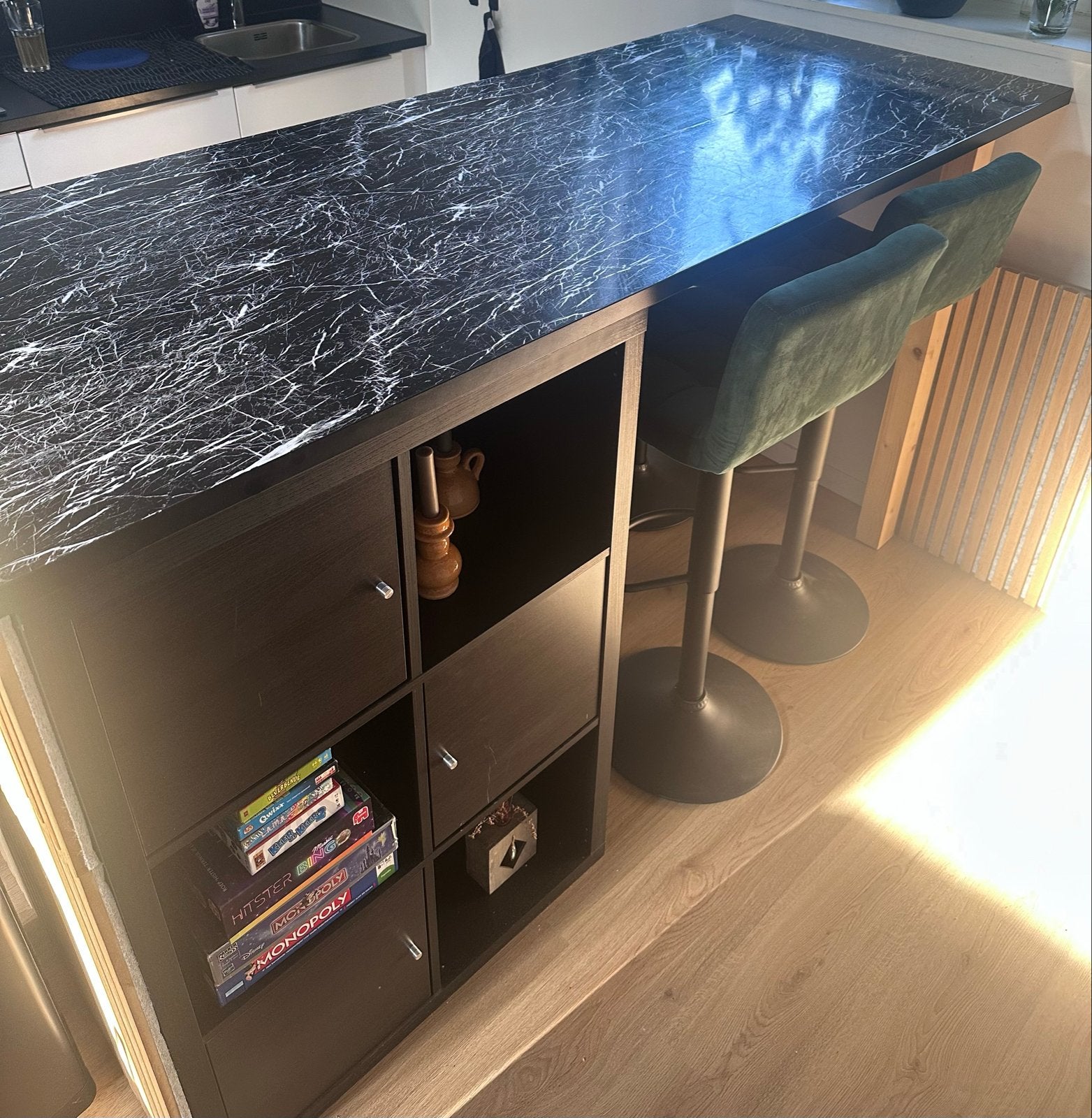 Zwarte bar met opbergruimte en marmerlook blad, Ophalen, Overige materialen, Gebruikt, 50 tot 100 cm